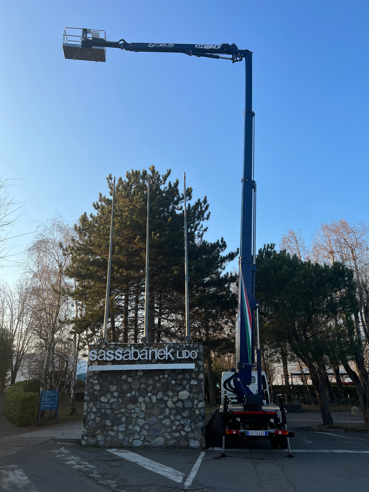 Cela DT Truck 100 — Full vertical reach at Sassabanek — photo 3