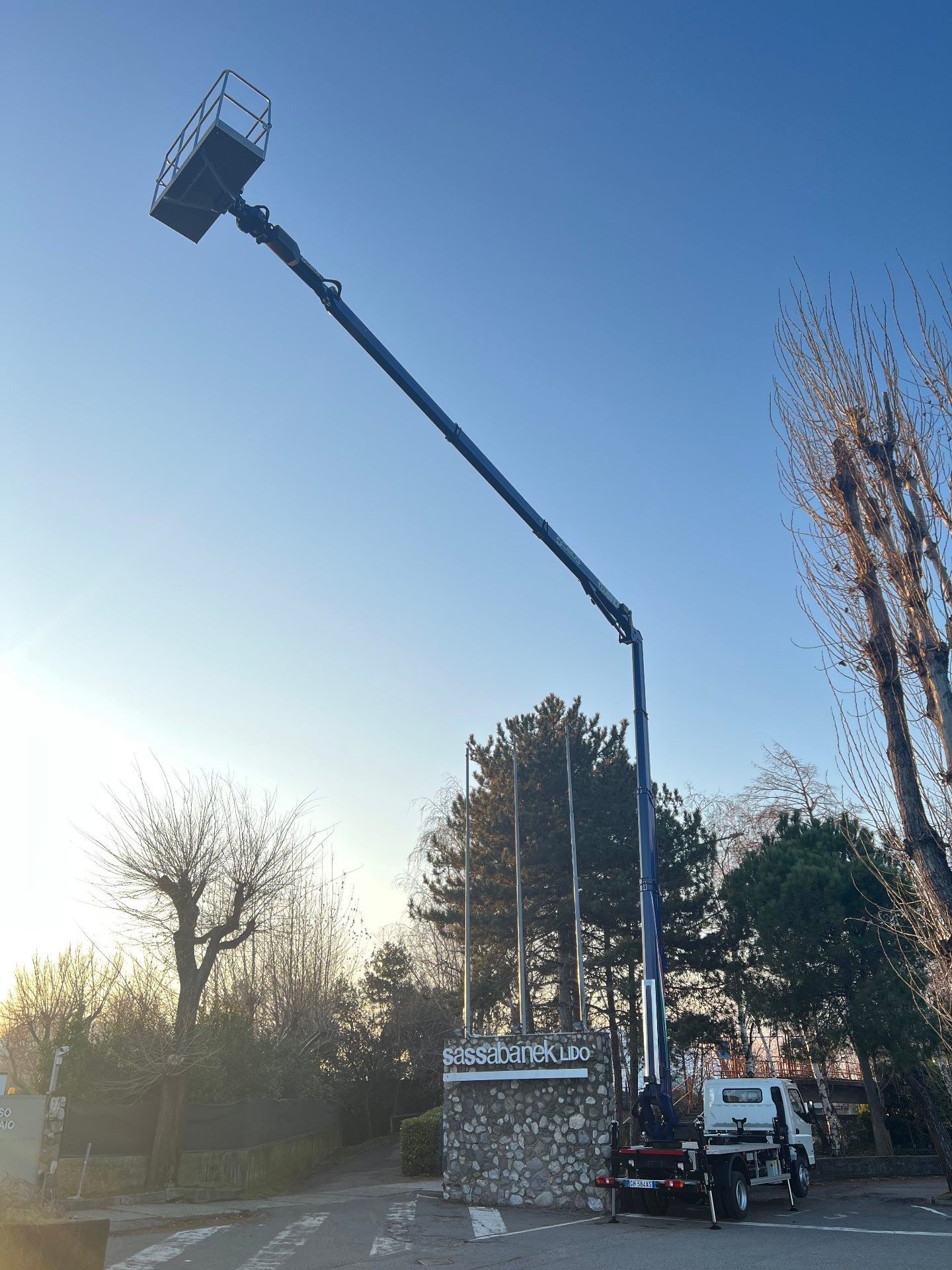 Cela DT Truck 100 — Horizontal outreach over signage — photo 4